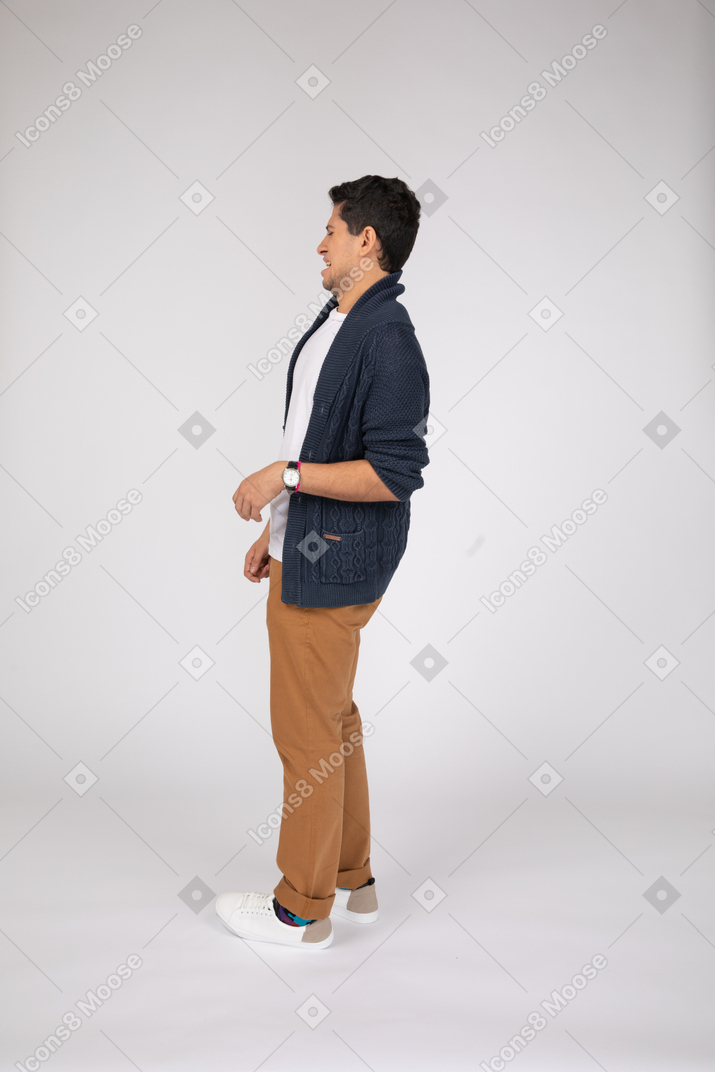 Homme en tenue décontractée debout