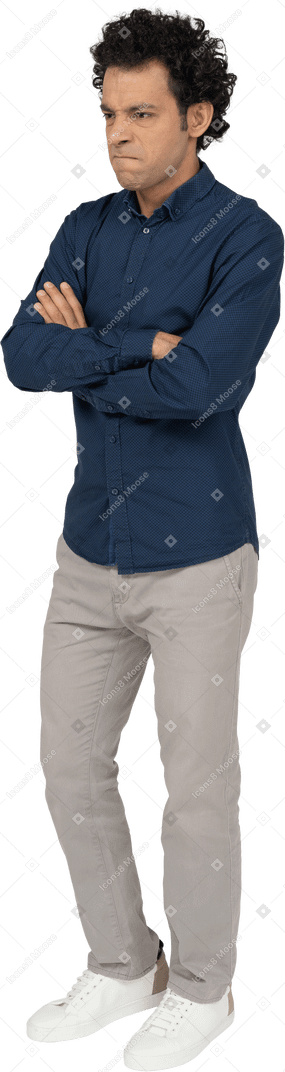 Vue de face d'un homme en vêtements décontractés debout avec les bras croisés