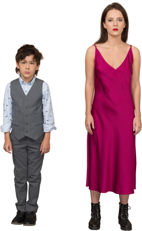 一个穿西装背心的男孩和年轻女人的前视图