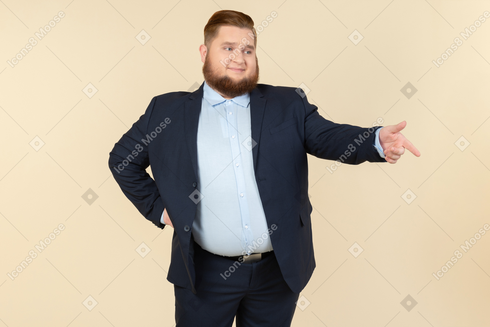 Junger übergewichtiger mann im anzug zu lachen