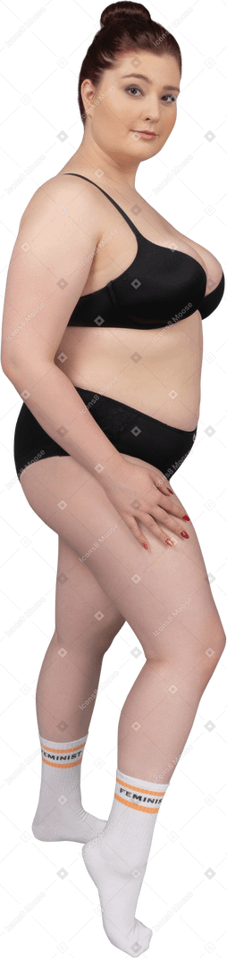 Mujer caucásica regordeta posando en lencería negra