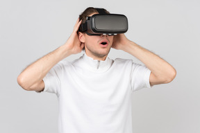 Homem espantado com fone de ouvido de realidade virtual