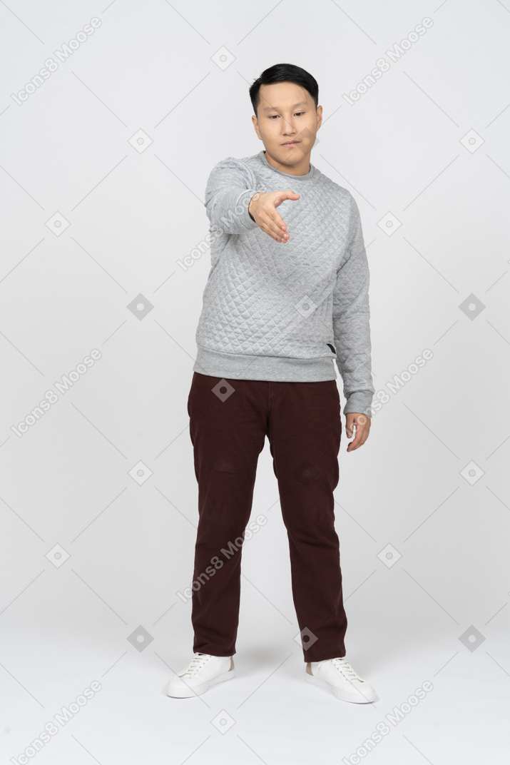 Mann in freizeitkleidung stehend