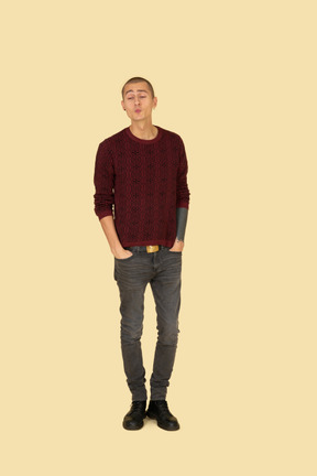 Vue frontale, de, a, baisers, jeune homme, dans, pull rouge