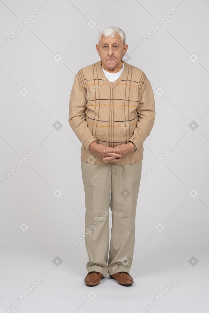 Вид спереди на старика в повседневной одежде, корчащего рожи