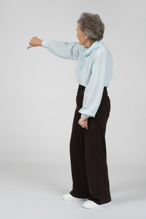 Anciana dando pulgares hacia abajo
