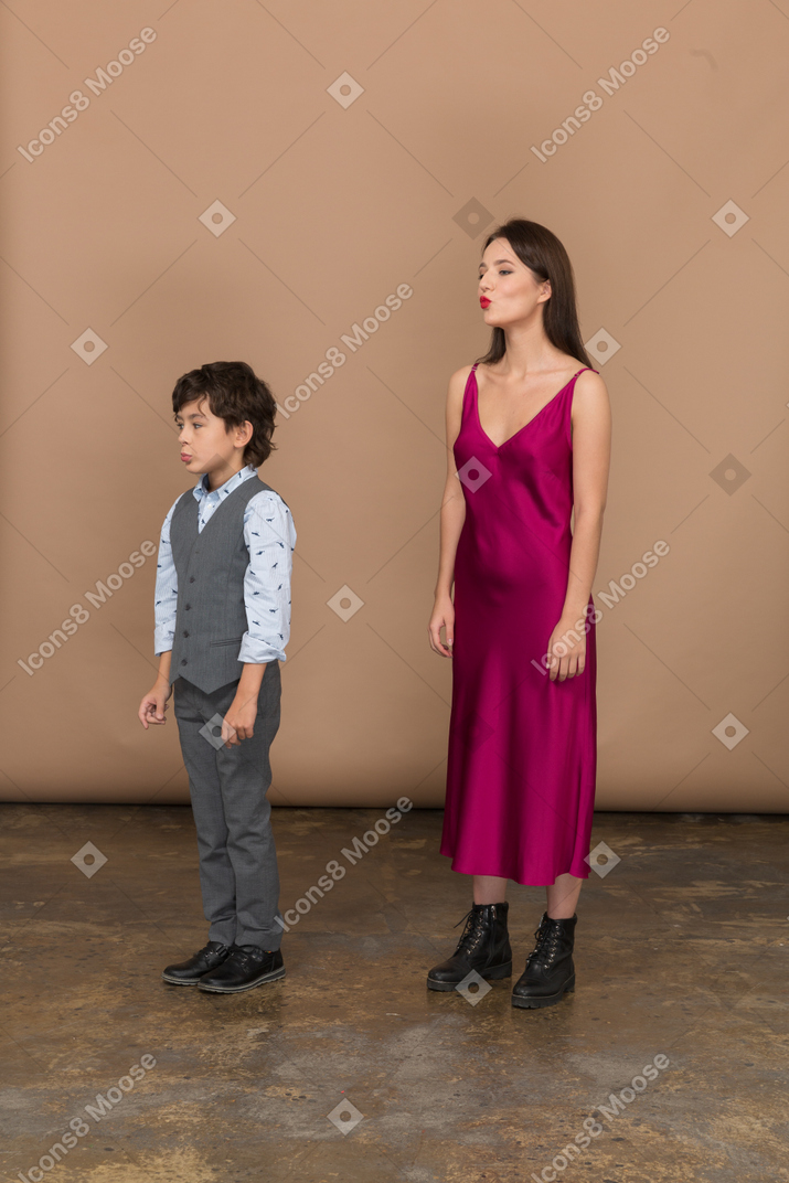 Niña y un niño parados juntos