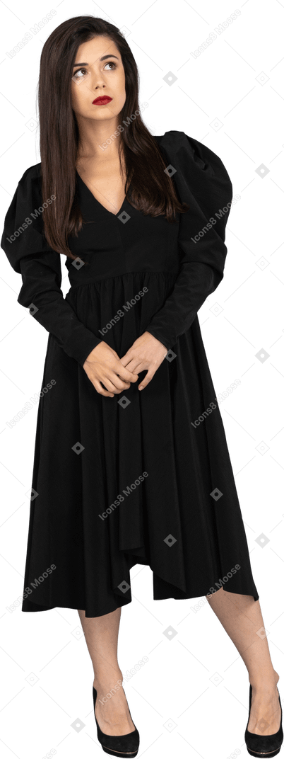 Vista frontal de uma jovem em um vestido preto de mãos dadas