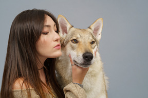 彼女の犬を見ている女性マスターのクローズアップ