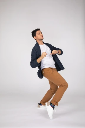 Hombre en ropa casual bailando