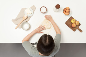 Una panadera trabajando con masa para galletas