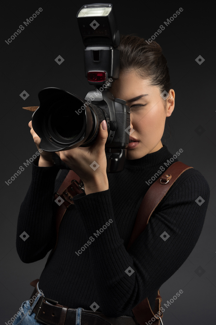 Молодая женщина фотографировать