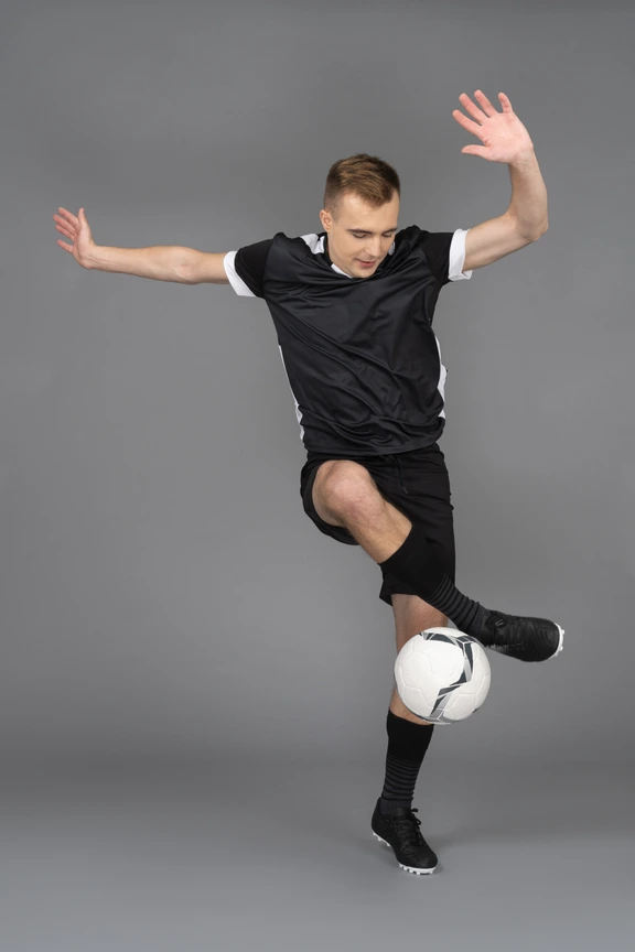 Photo de Vue latérale d'un joueur de football masculin et d'un