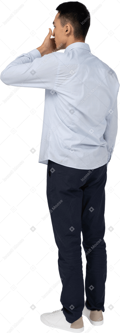 Homem em roupas casuais em pé
