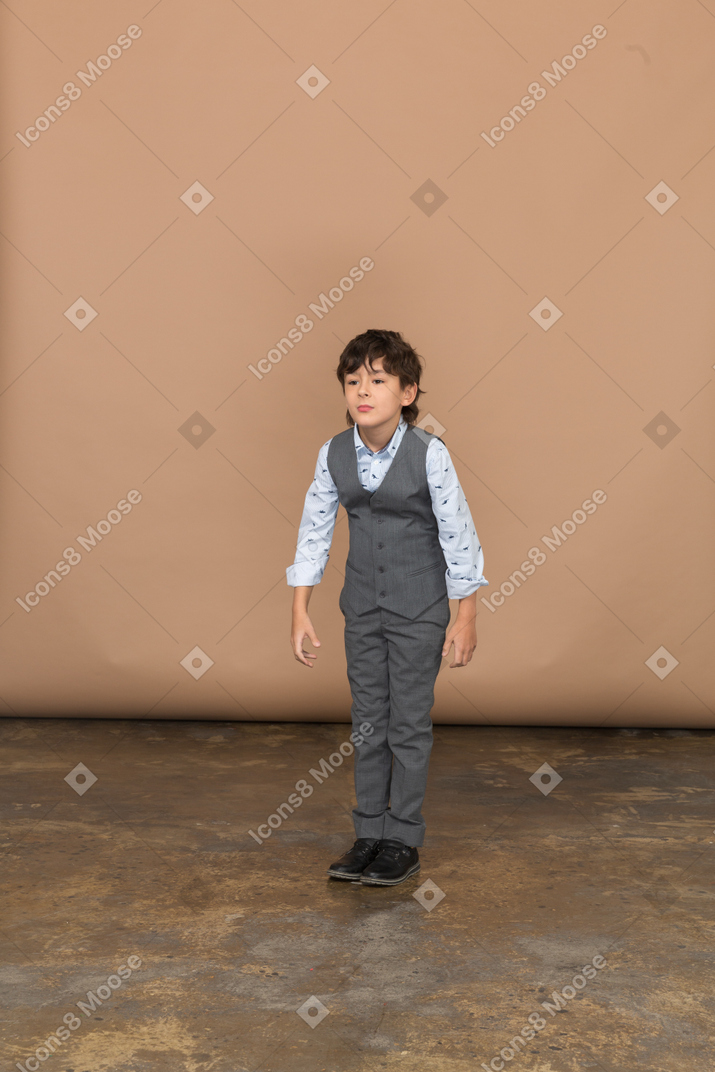 Vista frontale di un ragazzo in giacca e cravatta