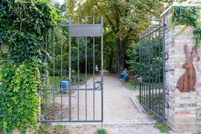 Puerta de metal abierta a la entrada del parque