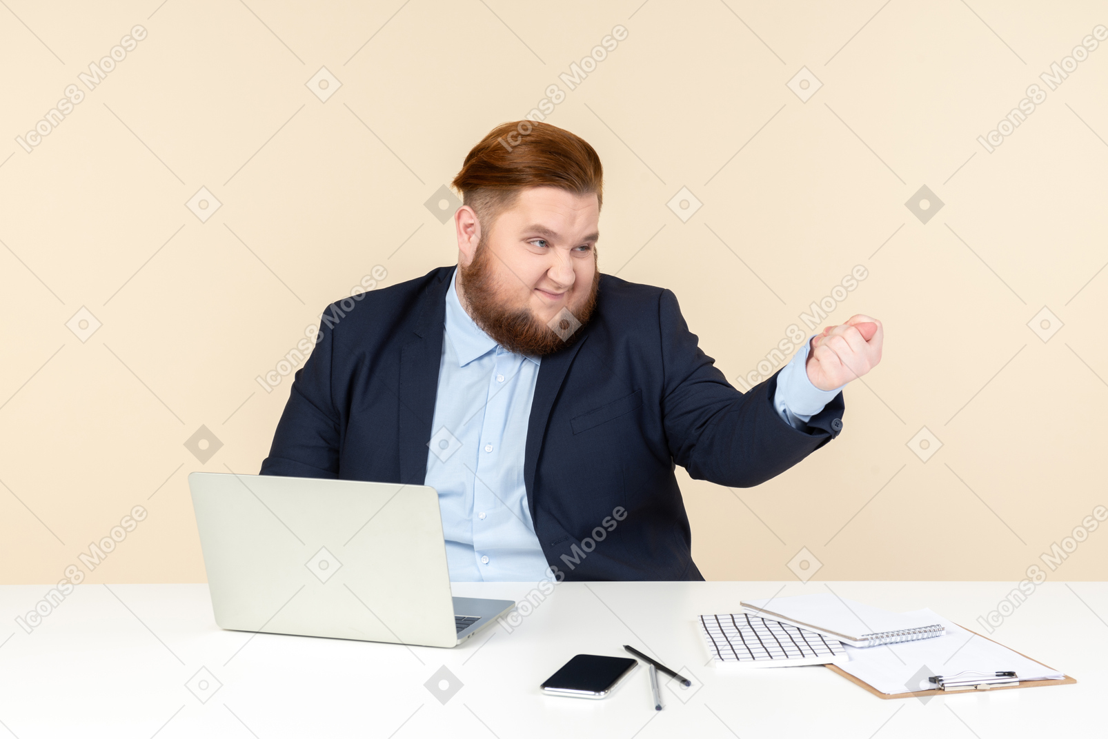 Jovem trabalhador de escritório com excesso de peso sentado na mesa do escritório e mostrando o figo
