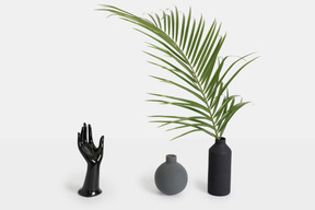 Schwarze vase mit palmzweig