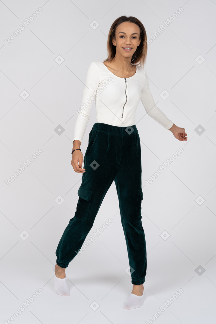 Femme en tenue décontractée debout