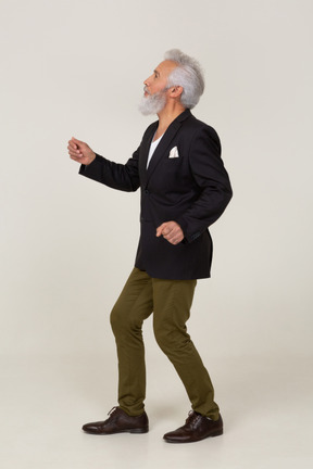Vista lateral de um homem dançando em uma jaqueta