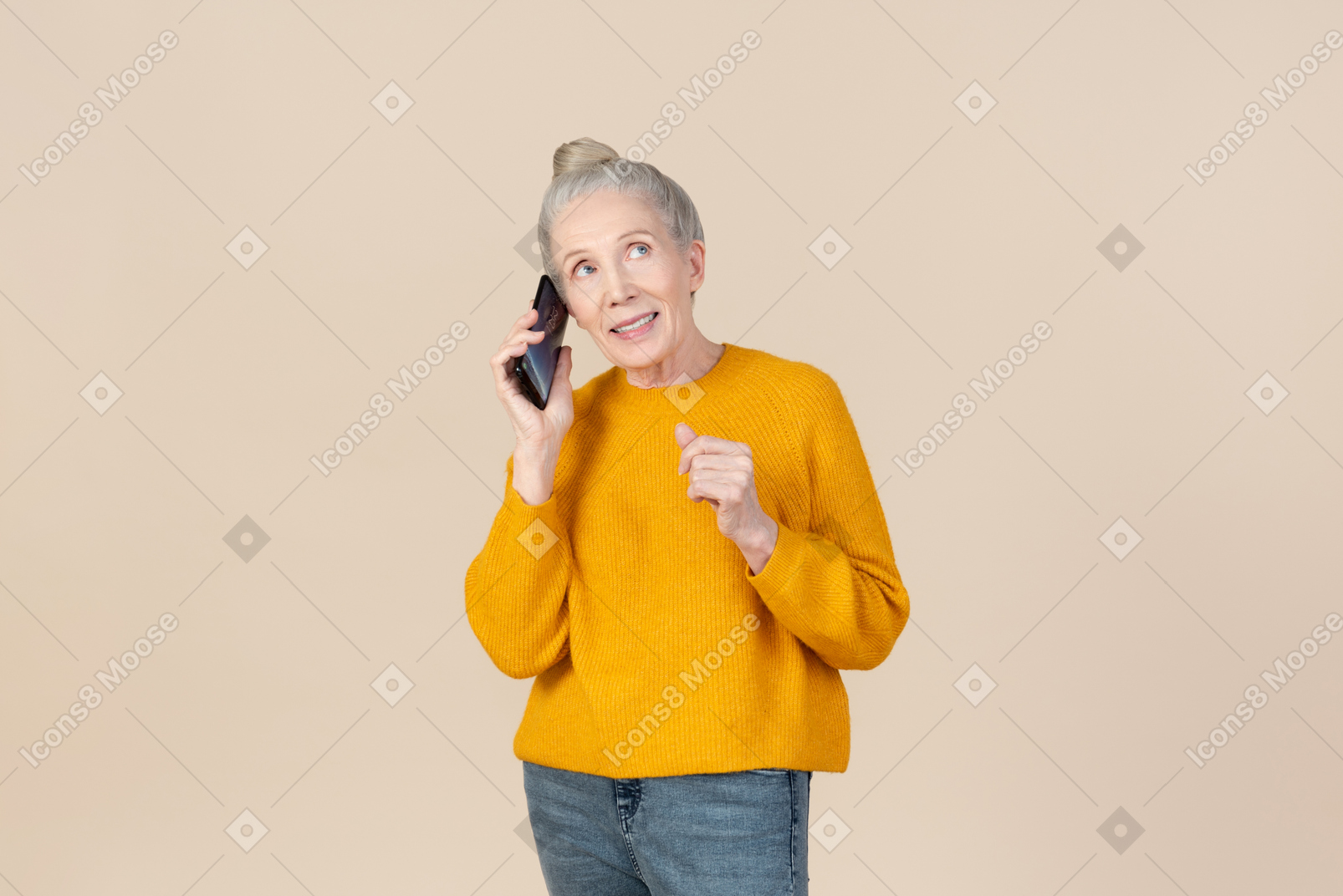 Rêveuse vieille femme talkig au téléphone