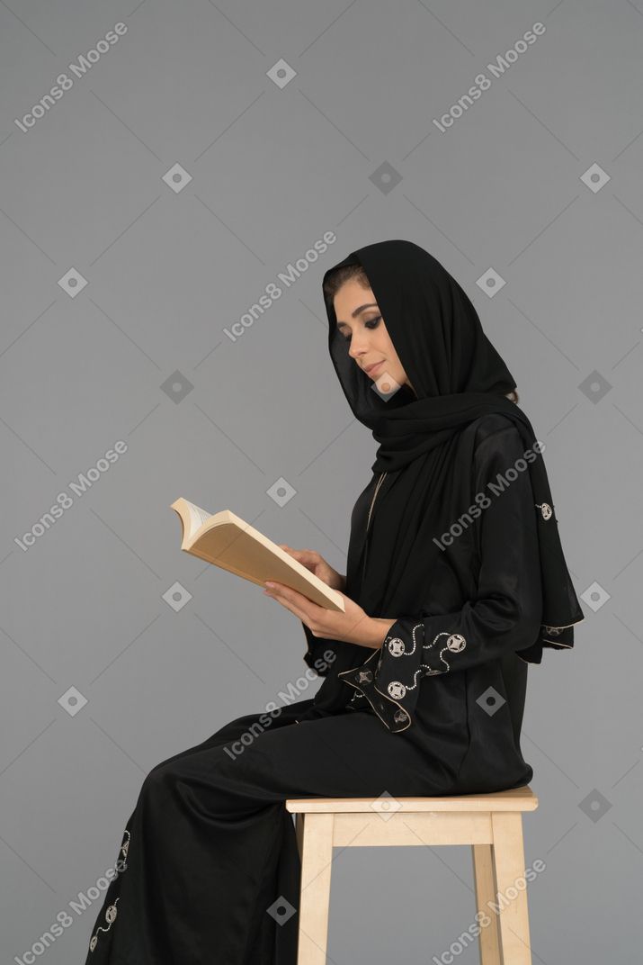 Jovem mulher árabe leitura compulsiva