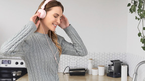 Uma mulher curtindo música em fones de ouvido