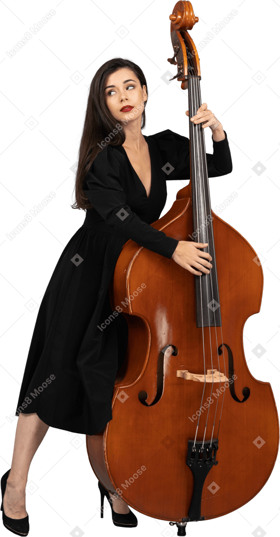 Vue de face d'une jeune femme en robe noire jouant sa contrebasse tout en regardant de côté