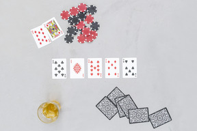 Juegos de cartas de mesa vienen bien con bebidas alcohólicas