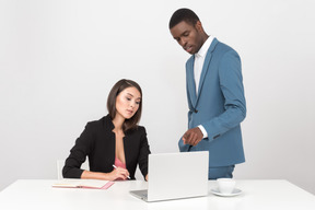 Colleghi che guardano alcune cose di lavoro sul computer