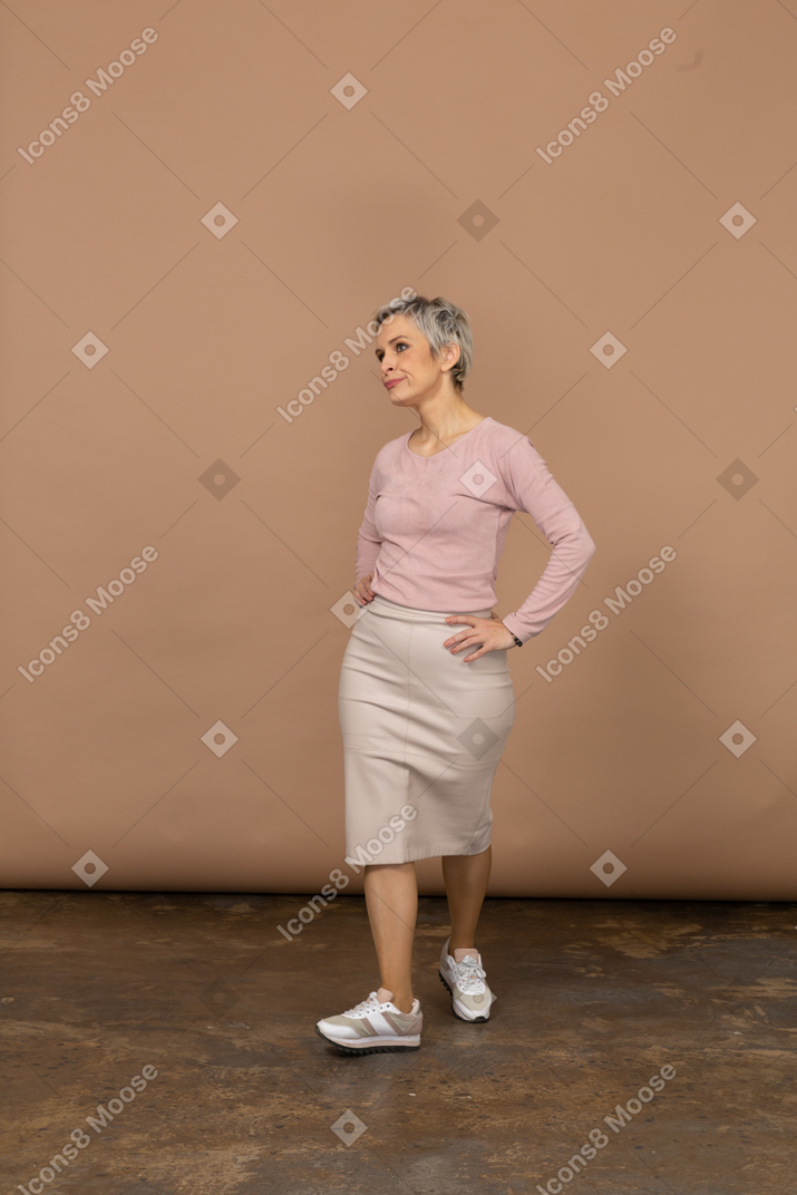 Vista frontal de una mujer en ropa casual caminando hacia adelante