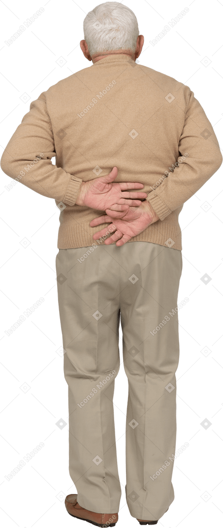 Vista posteriore di un vecchio in abiti casual in piedi con le mani sulla schiena