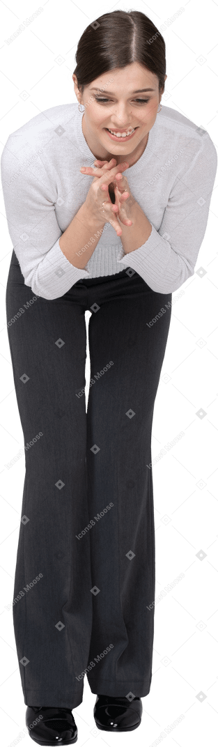 Vista frontale di una donna felice in giacca e cravatta che si china