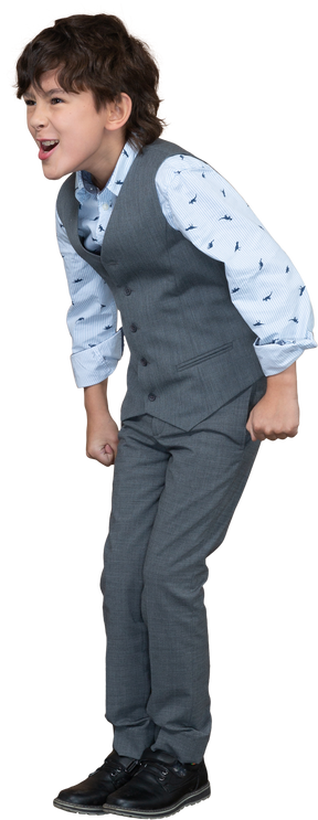Seitenansicht eines wütenden jungen im grauen anzug, der mit geballten fäusten steht