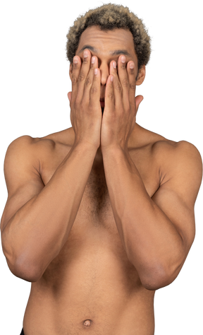 Vista frontale di un uomo afro a torso nudo che nasconde la sua faccia