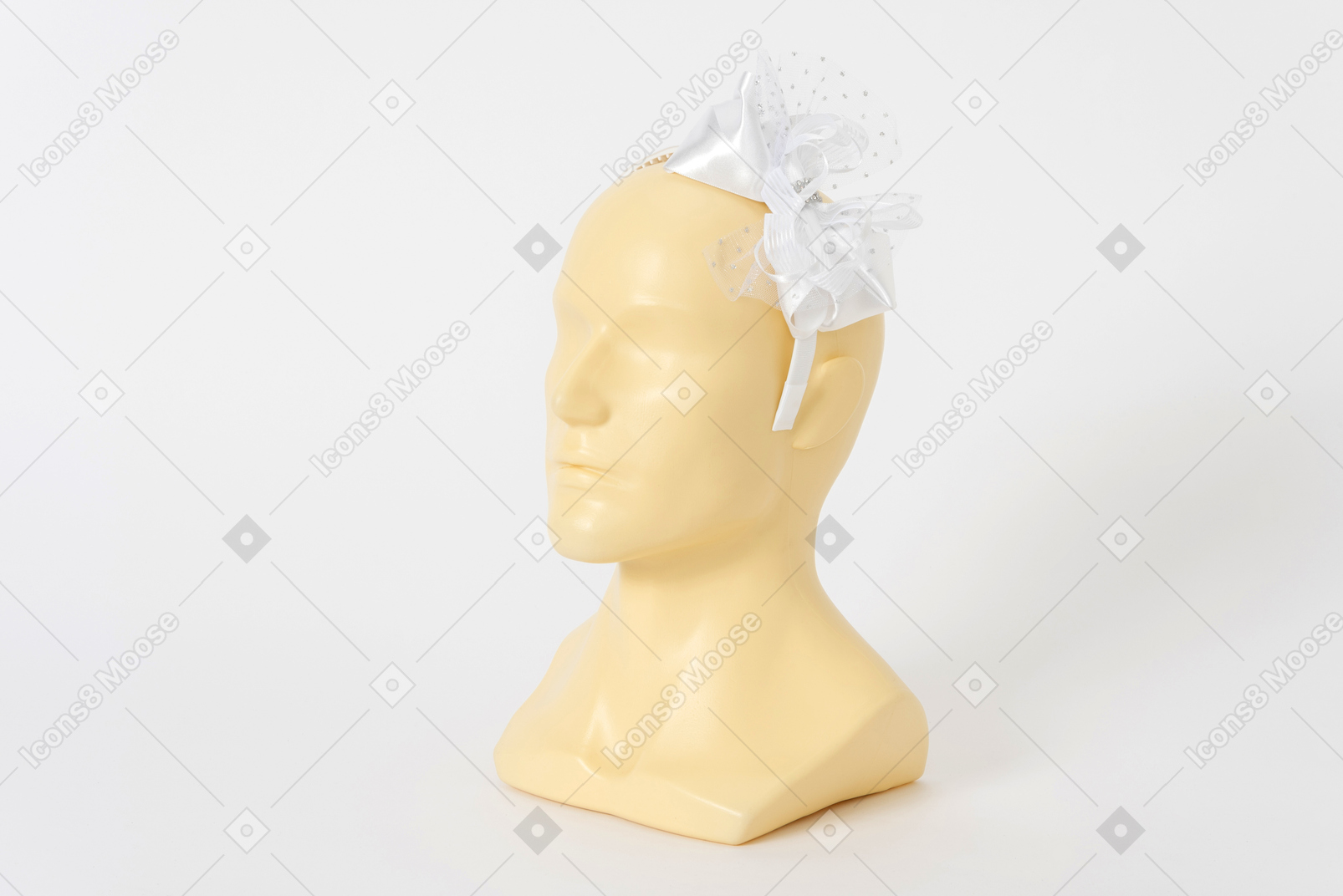 Fascia per capelli bianca con fiocco sulla testa di un manichino