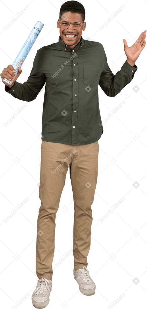 Vue de face d'un homme souriant et faisant des gestes avec une carte enroulée
