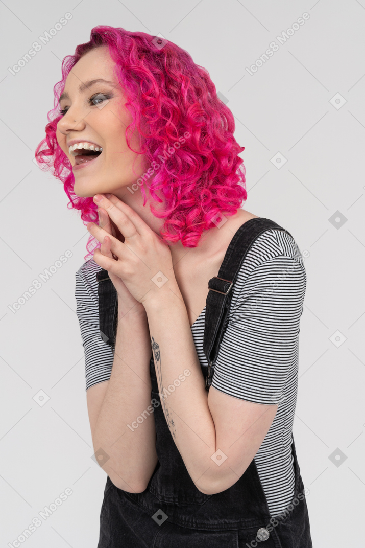 Feliz joven mujer caucásica riendo a carcajadas