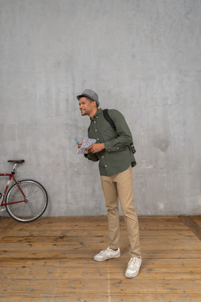 Hombre tomando notas en el cuaderno y sonriendo