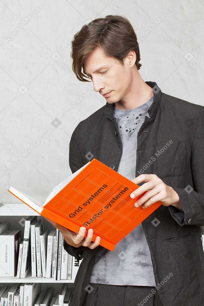 Uomo che legge un libro in biblioteca