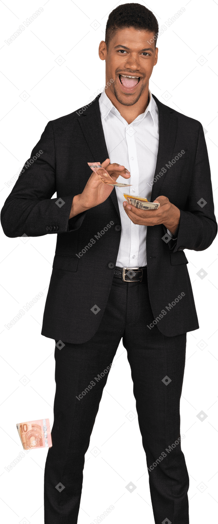 Vista frontal de um jovem de terno preto desperdiçando dinheiro