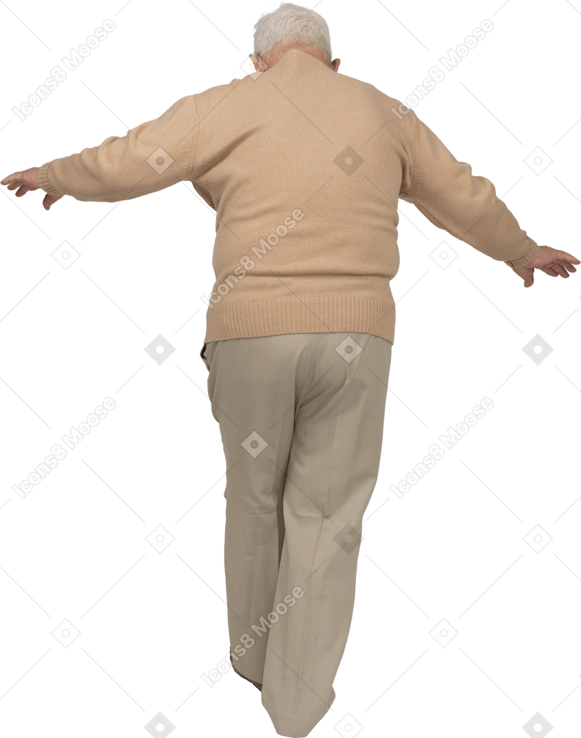 Вид сзади на старика в повседневной одежде, идущего с распростертыми руками