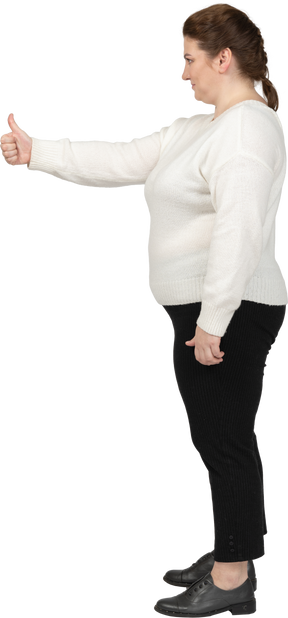Mujer de talla grande en ropa casual mostrando el pulgar hacia arriba