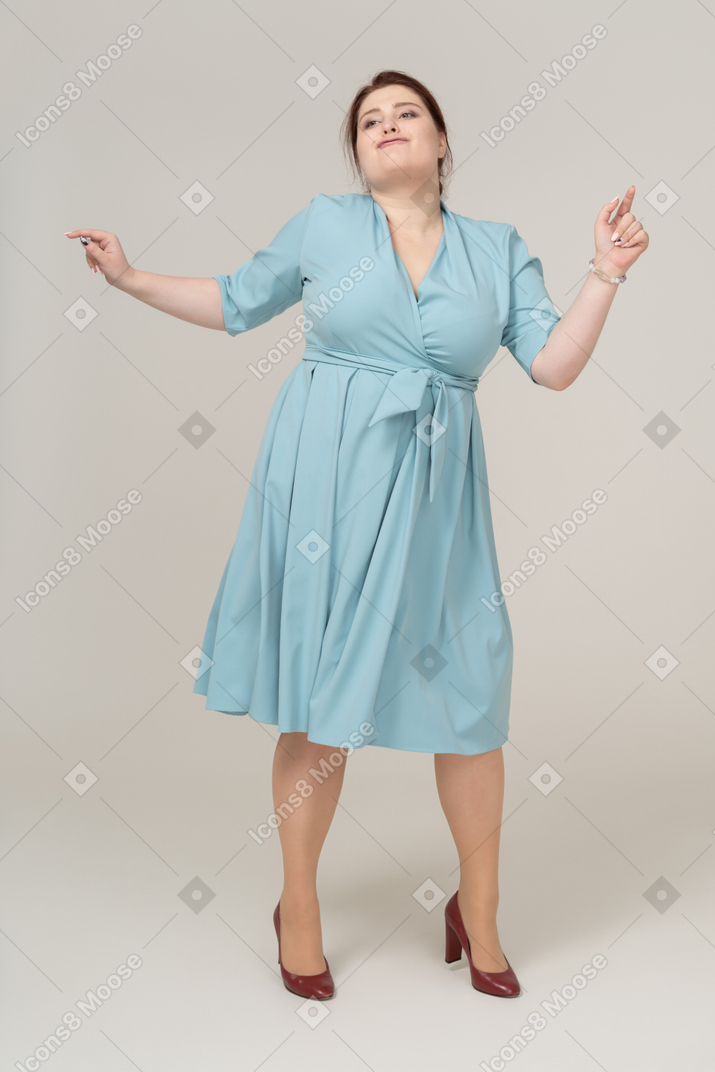 파란 드레스 춤을 추는 여자의 전면 모습