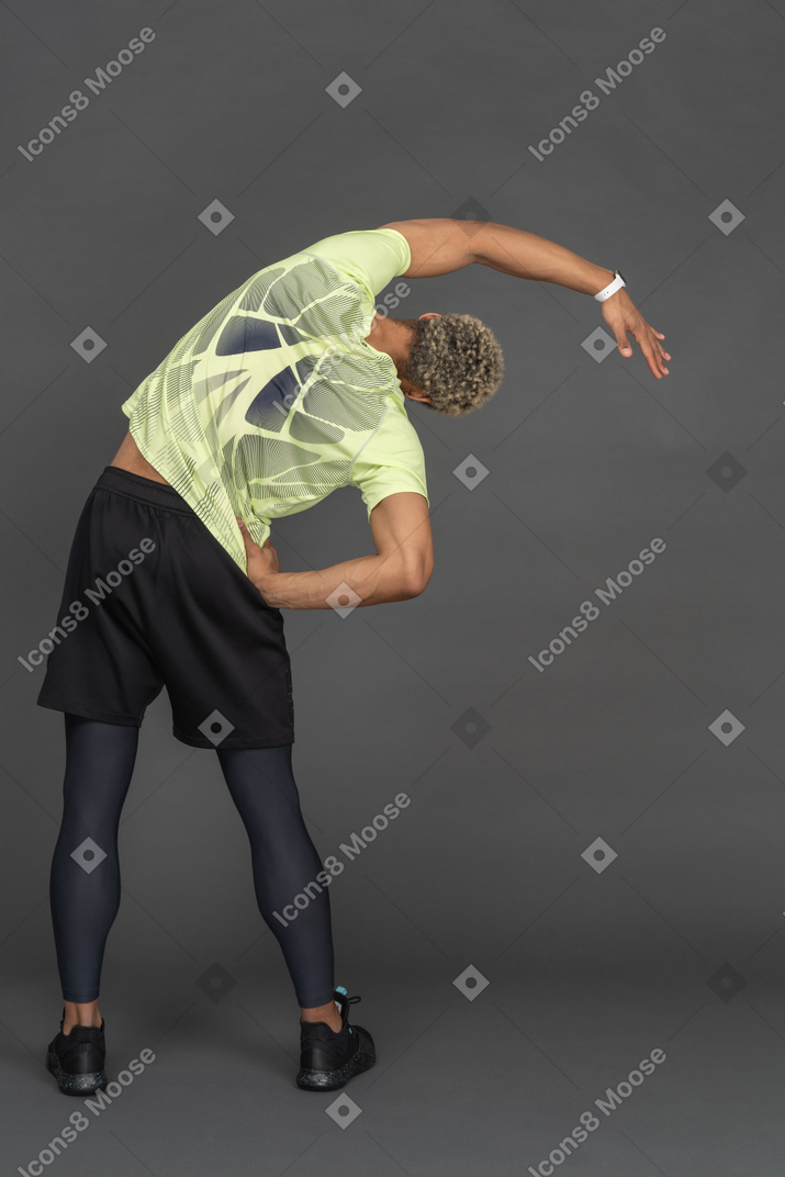 Vista posteriore di un uomo che fa esercizi di stretching