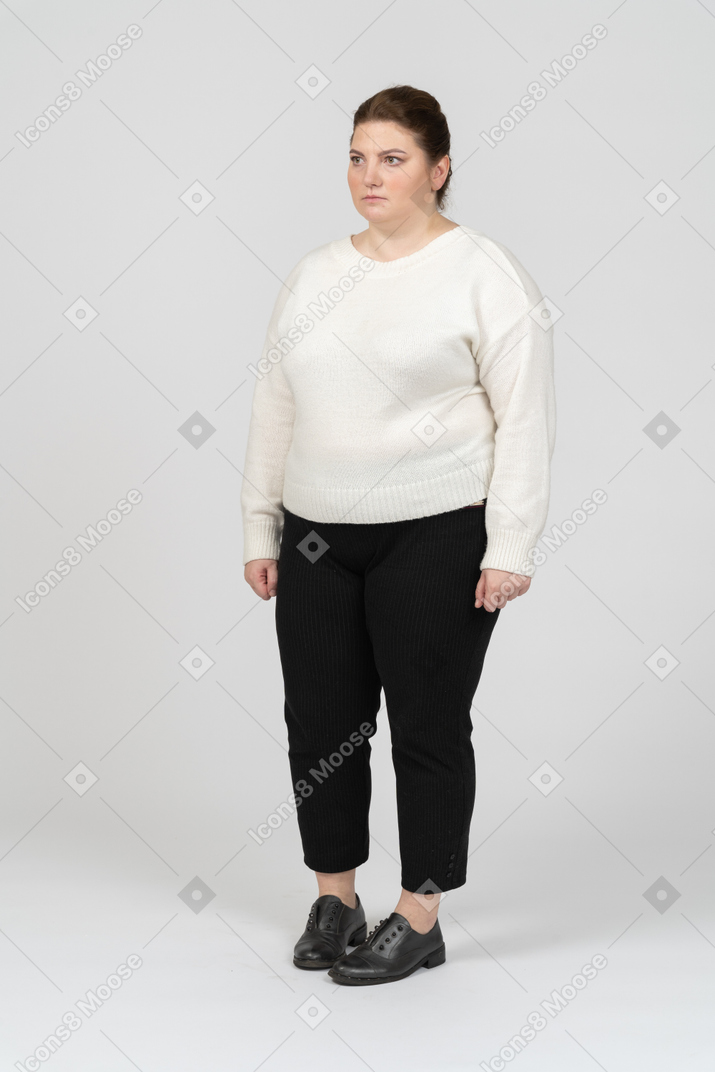 Donna grassoccia triste in maglione bianco