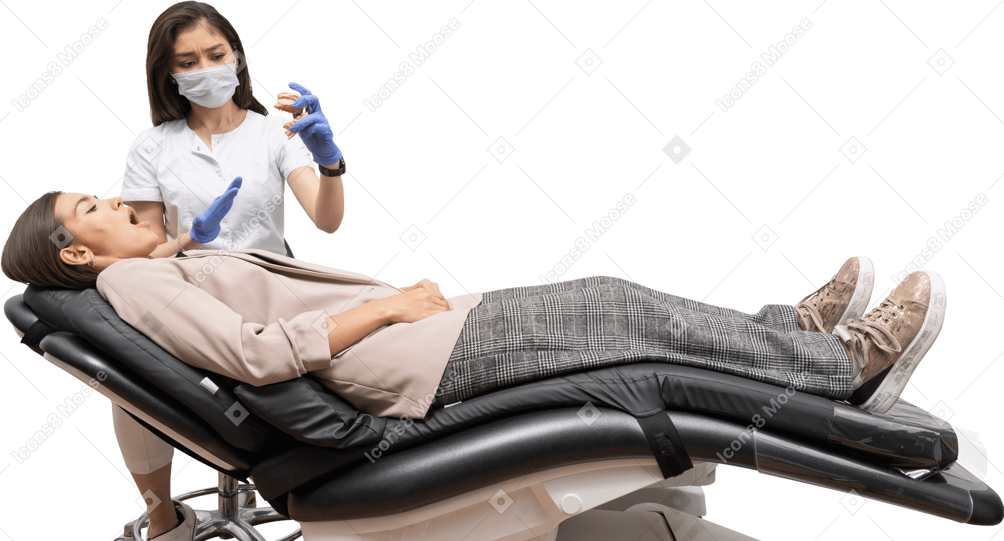 A figura intera di un dentista femmina che mostra il prototipo di denti a una paziente