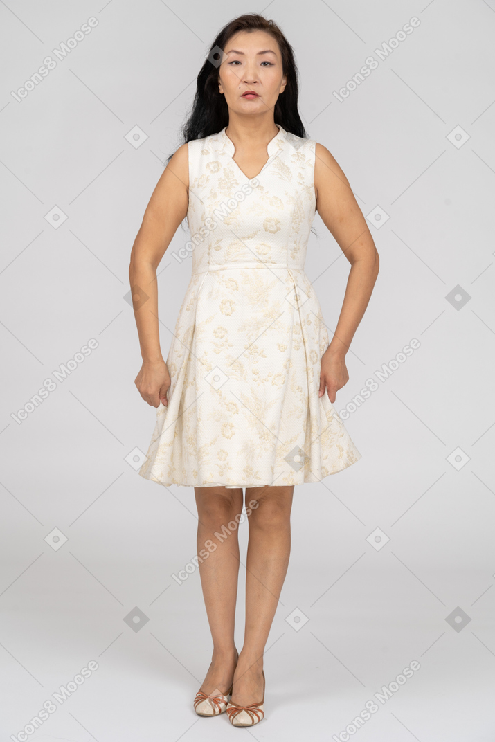 Femme en robe blanche debout