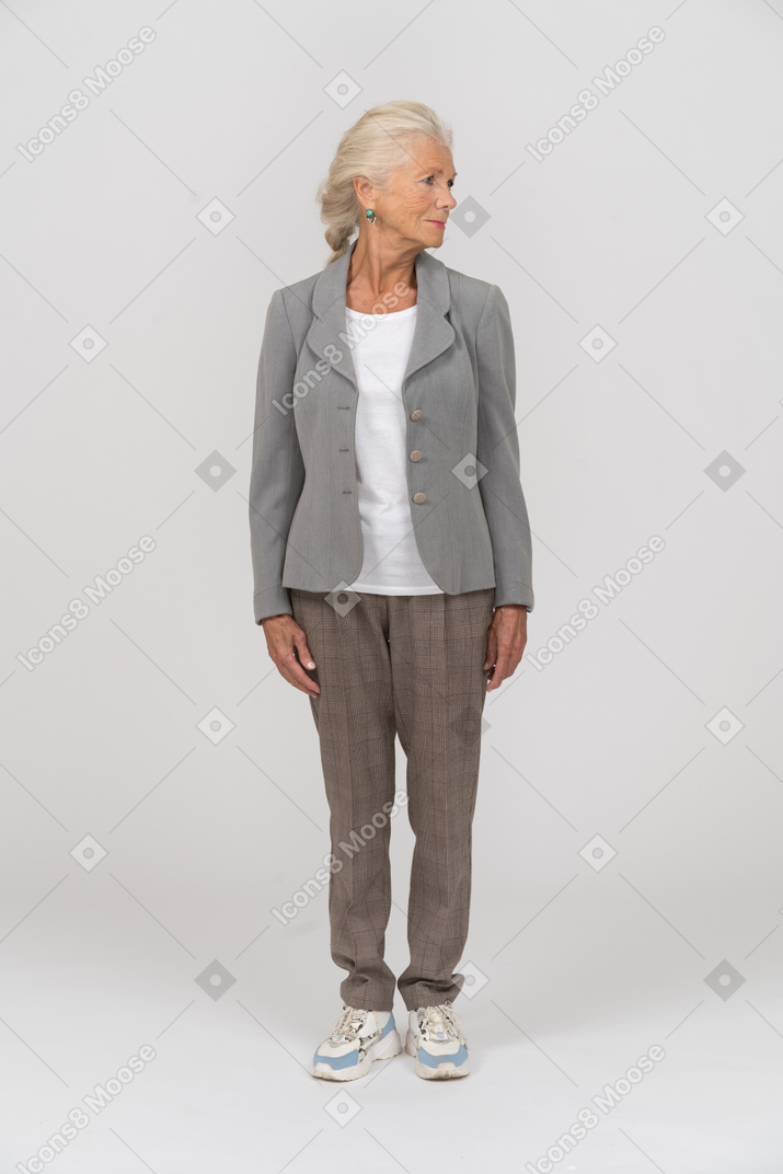 Vue de face d'une vieille femme en costume