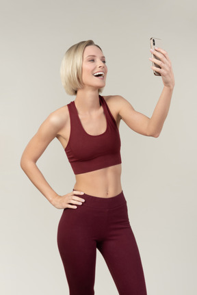 笑っている若い女性、selfieを作る